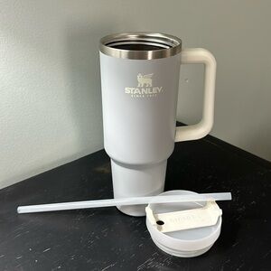 Pristine only used a couple times 40oz Stanley